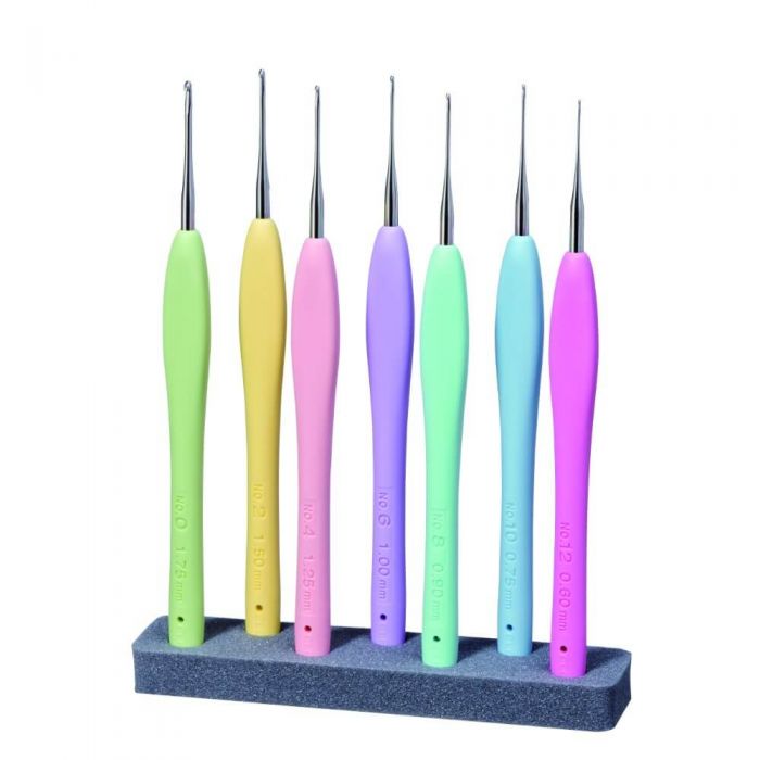 Clover Amour Crochet Hook Set. Sizes 0.6-2.0 mm.